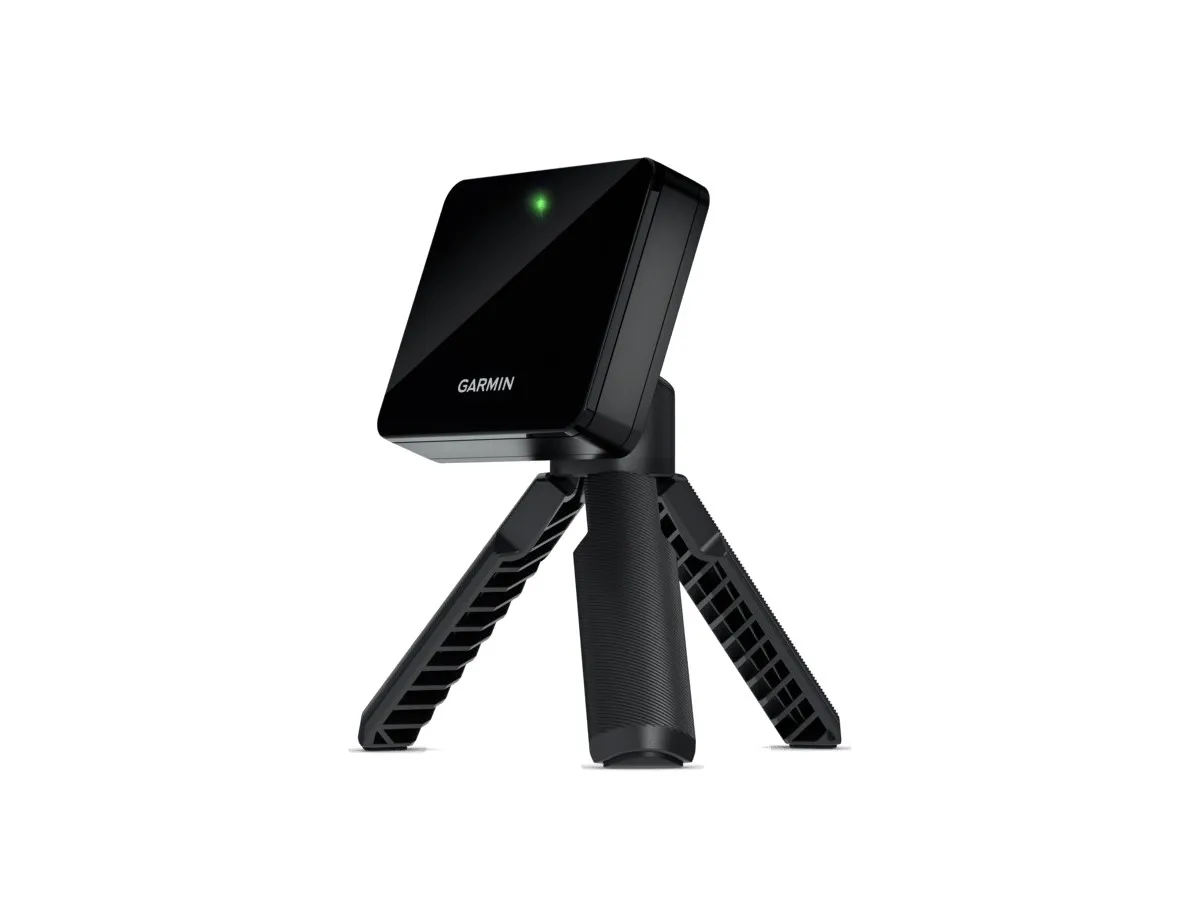 Garmin Approach R10 launch monitor på sitt stativ mot ljus bakgrund